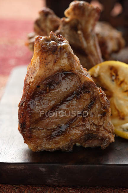 Grilled lamb cutlets with lemon — Stock Photo