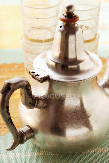 Крупный план металлического чайника и стаканов для чая — стоковое фото