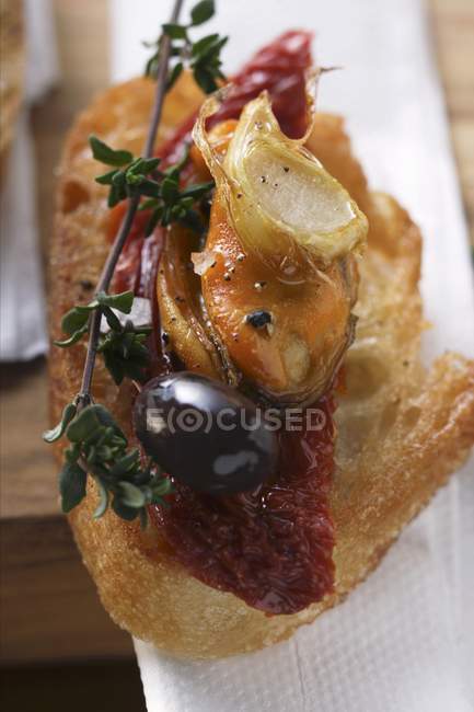 Crostini with seafood and tomatoes — Stock Photo