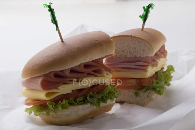 Sub sándwich en envoltura - foto de stock