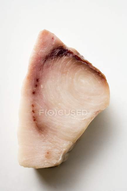 Filetto di pesce spada fresco su bianco — Foto stock