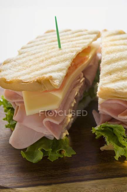 Presunto torrado e sanduíche — Fotografia de Stock