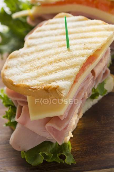 Підсмажене шинка і бутерброд — стокове фото