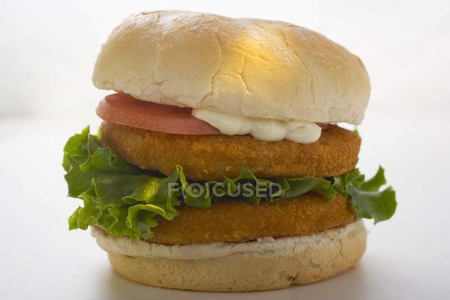 Double Chicken Burger mit Tomate — Stockfoto