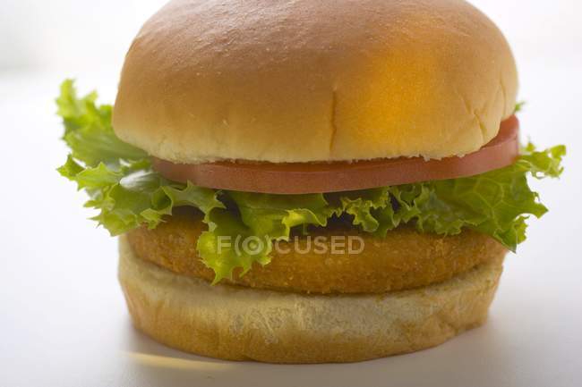 Hambúrguer de frango com tomate — Fotografia de Stock