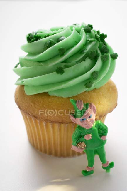 Muffin with green cream — Stock Photo