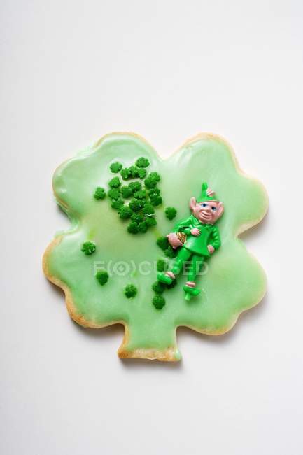 Shamrock biscuit with green icing — Stock Photo