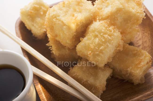 Хлебные кубики тофу — стоковое фото