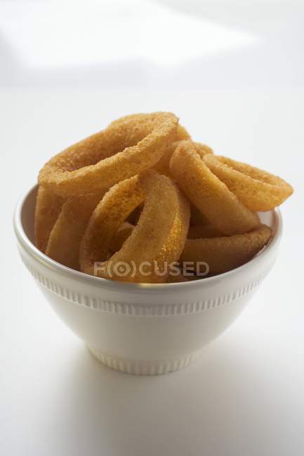 Onion rings in white bowl — Stock Photo