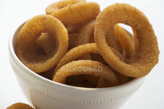 Anéis de cebola frita em tigela branca — Fotografia de Stock