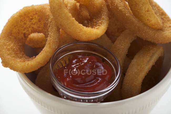 Anéis de cebola frita com ketchup — Fotografia de Stock