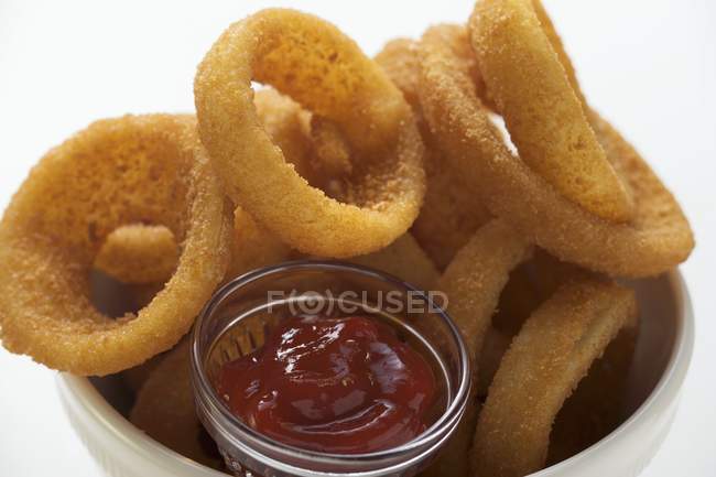 Rondelles d'oignon frites au ketchup — Photo de stock