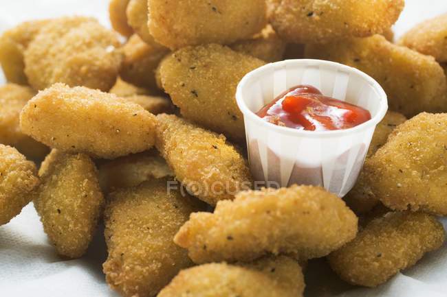 Nuggets de frango com ketchup — Fotografia de Stock