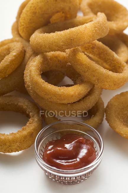Anillos de cebolla frita con salsa de tomate - foto de stock