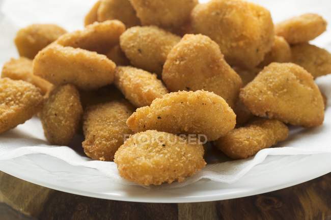 Haufen Chicken Nuggets auf dem Teller — Stockfoto
