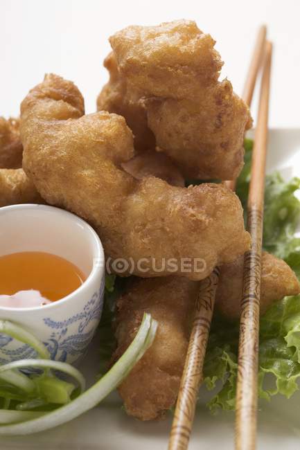 Азиатские куриные наггетсы с абрикосовым соусом — стоковое фото