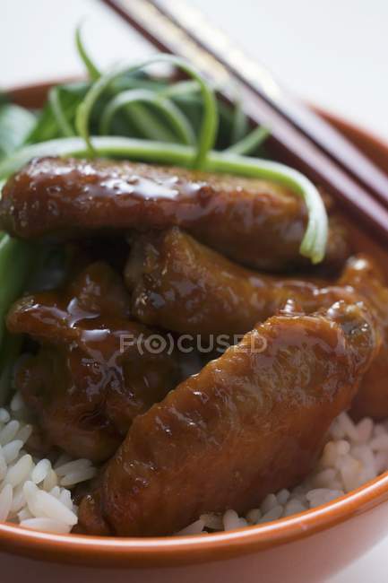 Ali di pollo con riso — Foto stock