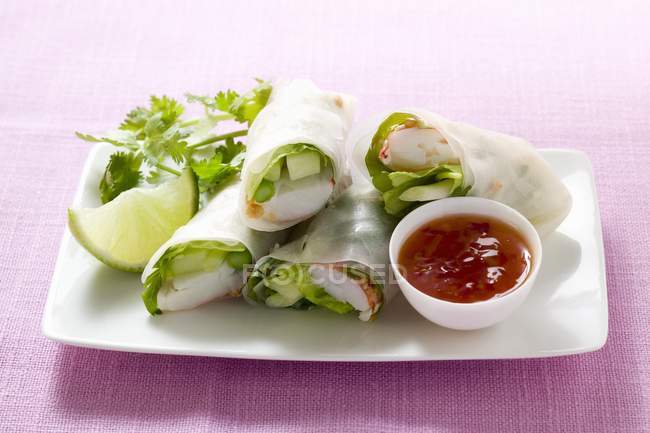 Rice paper rolls with prawns — Stock Photo