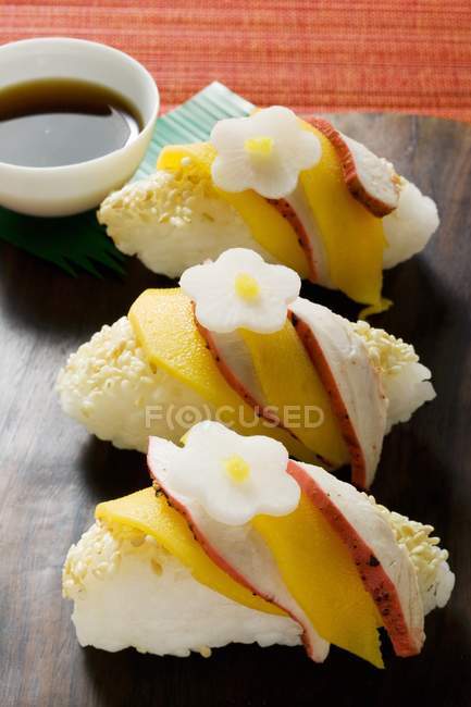 Sushi Nigiri con pollo e mango — Foto stock