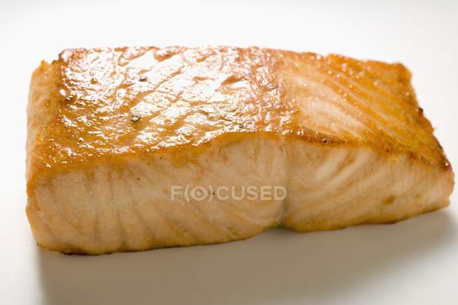 Filete de salmón crudo frito - foto de stock