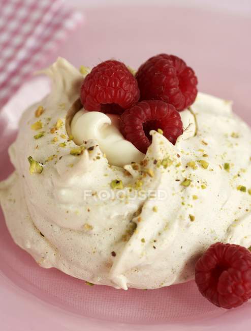 Pastel de merengue con frambuesas frescas - foto de stock