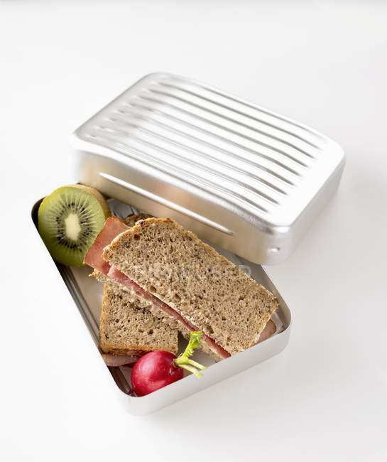 Бутерброди в обідній коробці — стокове фото