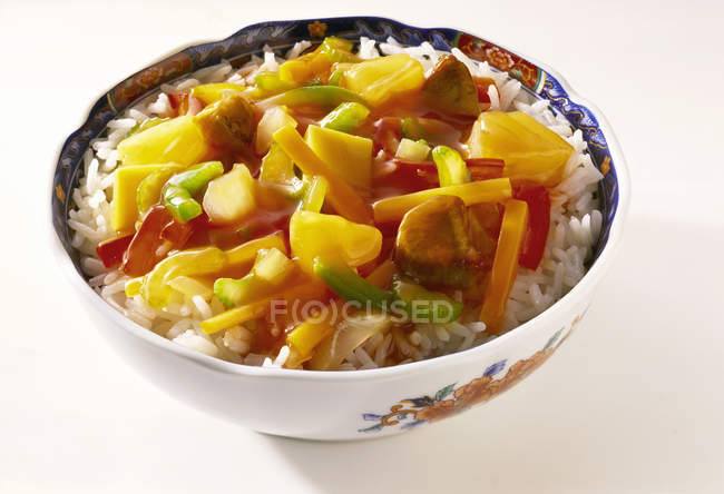 Carne e refogado vegetal em arroz — Fotografia de Stock