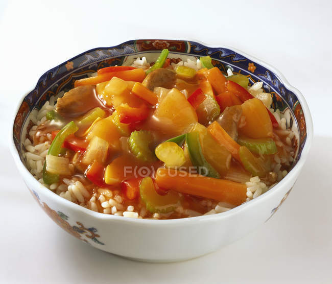 Meat and vegetable stir-fry on rice — Stock Photo