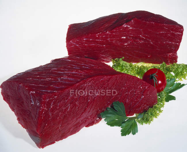 Beef pieces and salad — Stock Photo