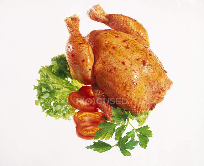 Сырая курица с перцем и салатом — стоковое фото