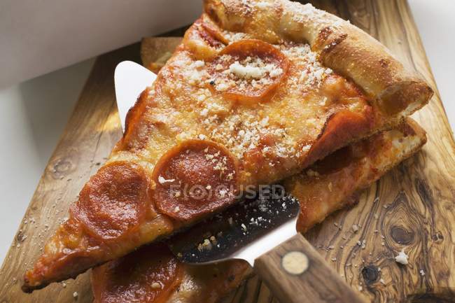 Two pieces of pizza — Stock Photo