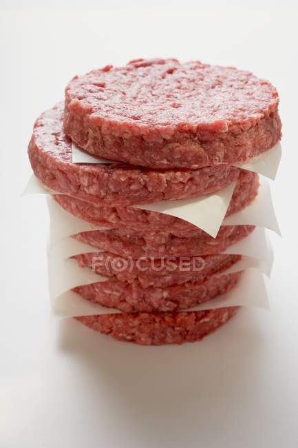 Pilha de hambúrgueres crus — Fotografia de Stock