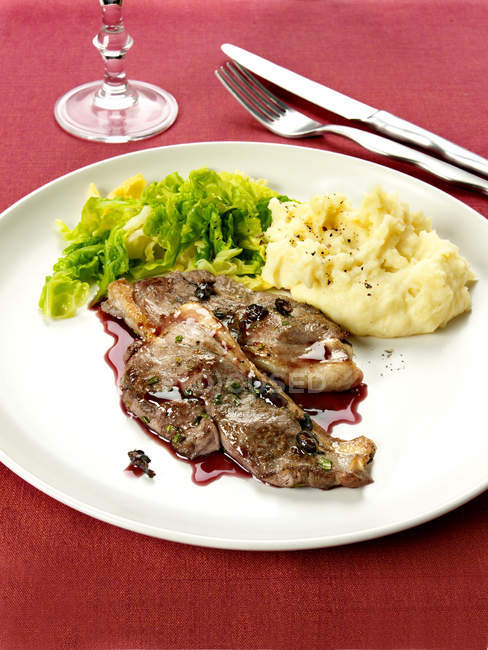 Lamb cutlet with red wine sauce — Stock Photo