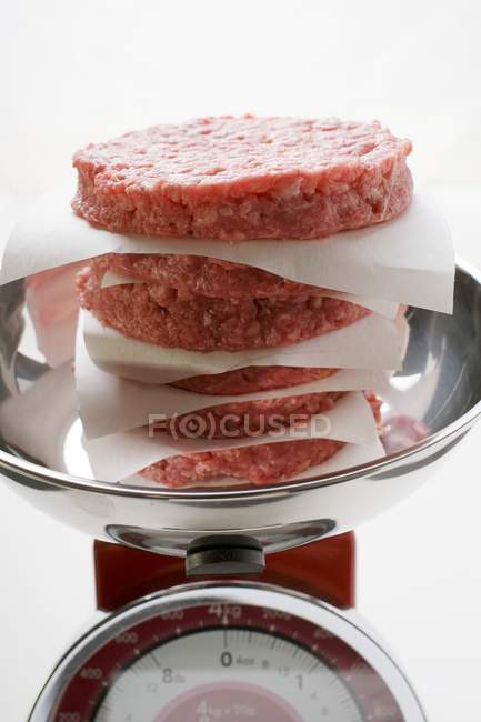 Mucchio di hamburger crudi — Foto stock