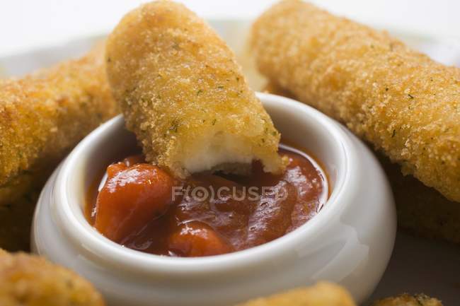 Bastoncini di mozzarella con salsa — Foto stock
