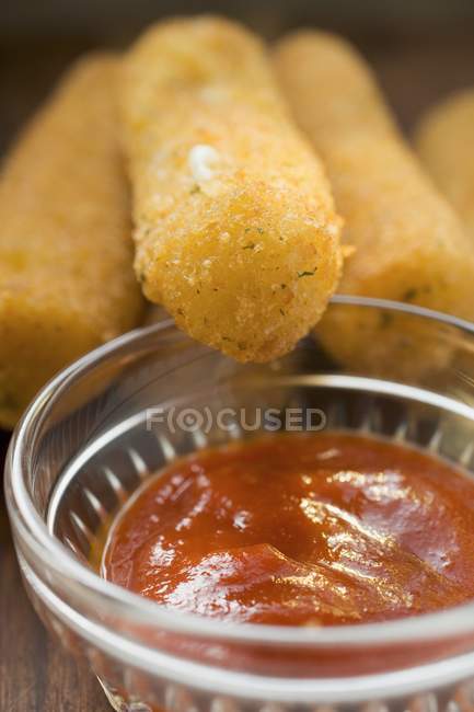 Bastoncini di mozzarella con salsa — Foto stock
