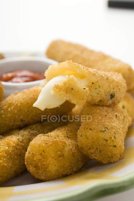 Bâtonnets de mozzarella avec sauce — Photo de stock
