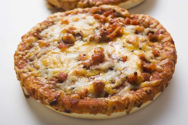 Pizza com picada e queijo — Fotografia de Stock