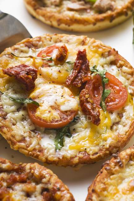 Пицца со свежими помидорами — стоковое фото