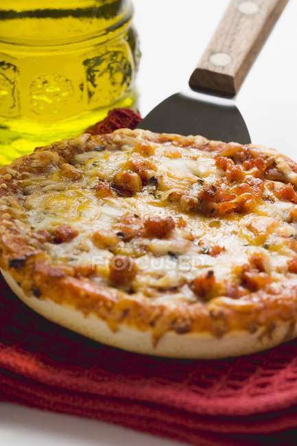 Pizza mit Hackfleisch und Käse — Stockfoto