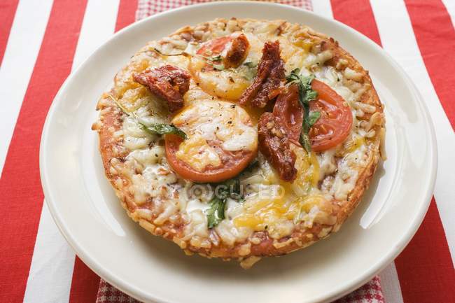 Pizza mit frischen Tomaten — Stockfoto