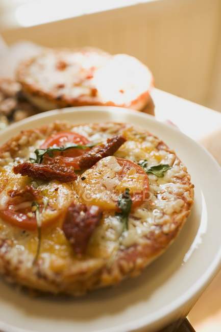 Піца зі свіжими помідорами — стокове фото