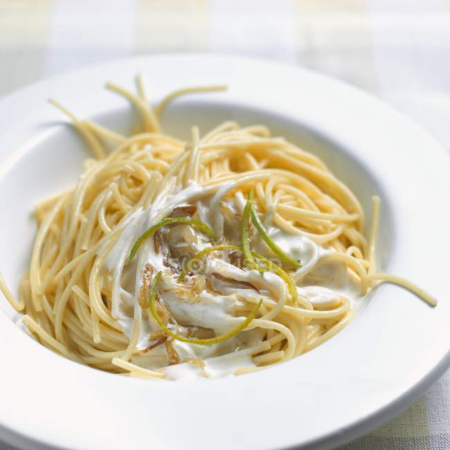 Spaghetti mit Limettencremesauce — Stockfoto