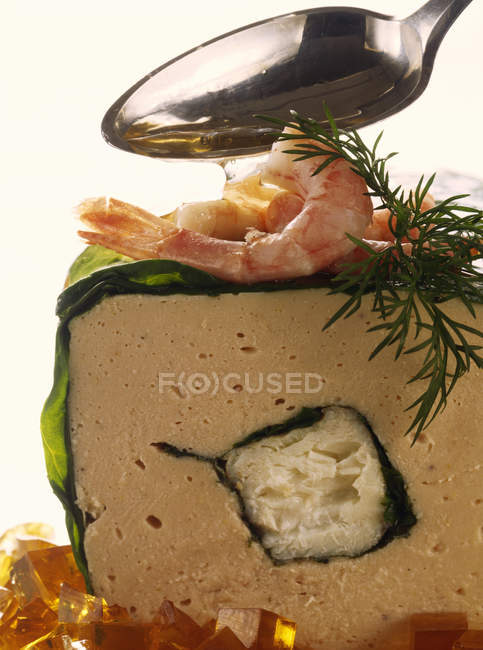 Крупним планом вид на масляні креветки та рибу Террін з кропом — стокове фото