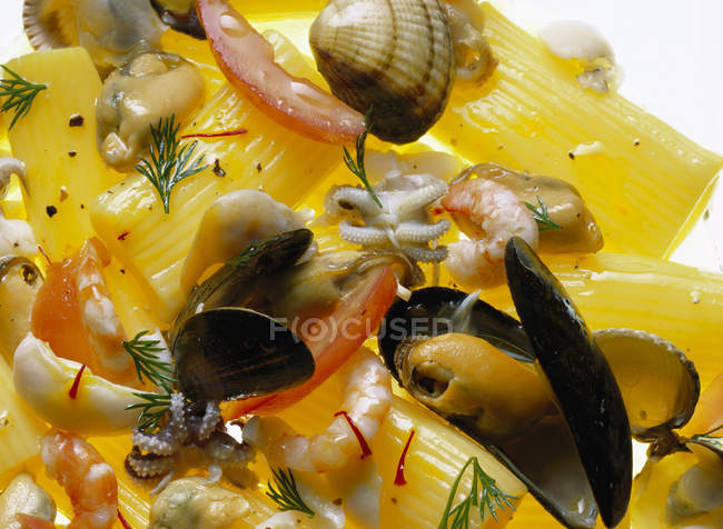 Rigatoni pasta salad with seafood — Stock Photo