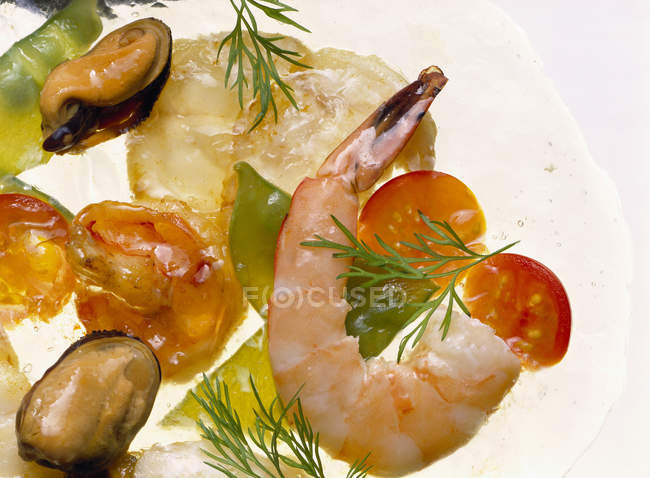 Primer plano vista superior de pescado y mermelada de mariscos con mejillones, camarones y eneldo - foto de stock