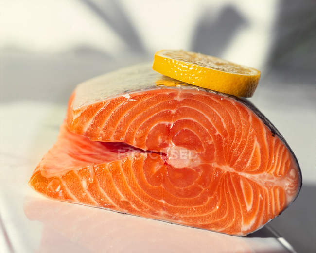 Filete de salmón con rodaja de limón - foto de stock