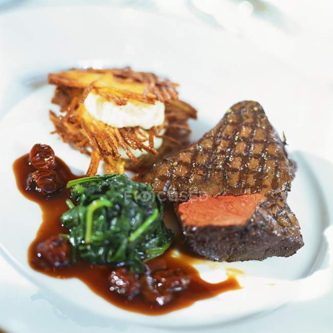 Steak de bœuf grillé aux épinards — Photo de stock