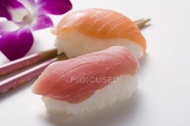 Sushi nigiri con atún y salmón - foto de stock