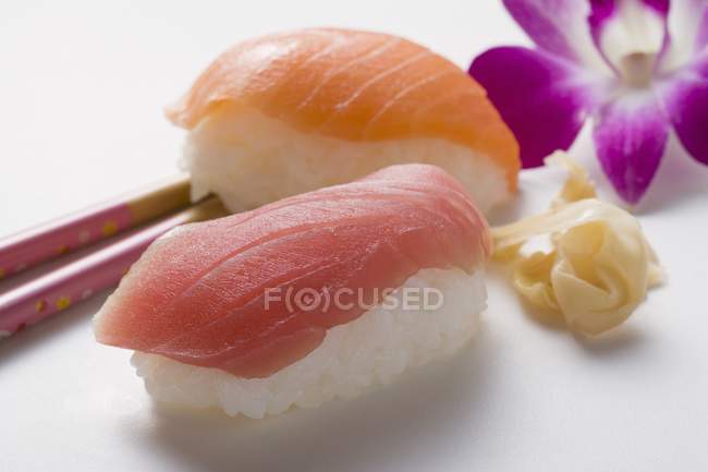 Sushi nigiri au thon et saumon — Photo de stock